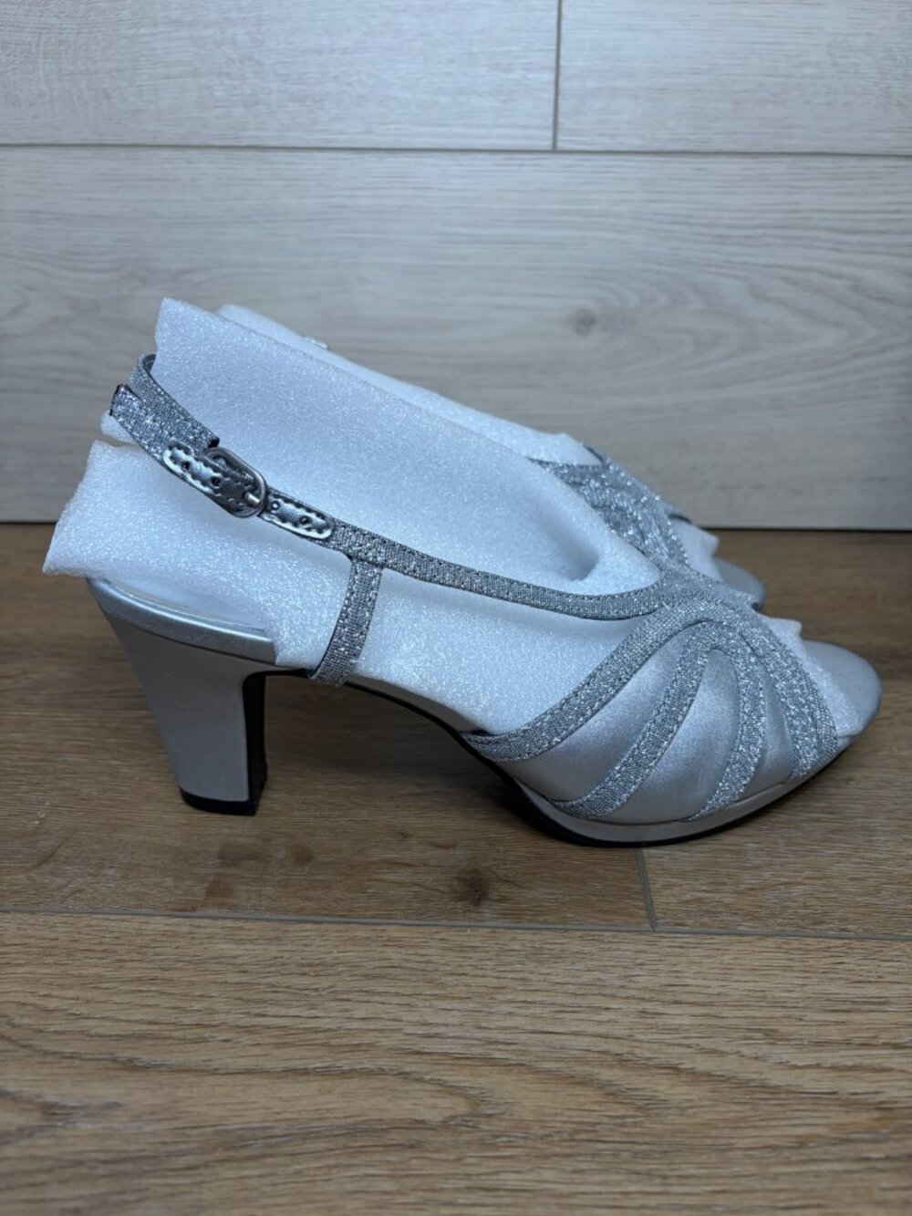 Easy Street Silver Shiny Starlight Alive 5 Dress Heels Size 9W NWT